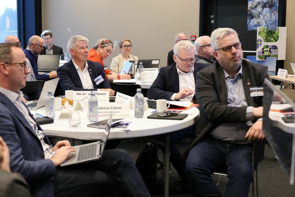 Årsmøtedelegater i Svinesundskomiteen. Rundt bordet f.v. Andreas Catoni fra Västra Götalandsregionen, Ole-Johnny Martinsen fra Råde, Michael Karlsson fra Åmål og Per Eriksson fra Bengtsfors.(Anja Lillerud, Svinesundskomiteen) Årsmøtedelegater i Svinesundskomiteen. Rundt bordet f.v. Andreas Catoni fra Västra Götalandsregionen, Ole-Johnny Martinsen fra Råde, Michael Karlsson fra Åmål og Per Eriksson fra Bengtsfors.