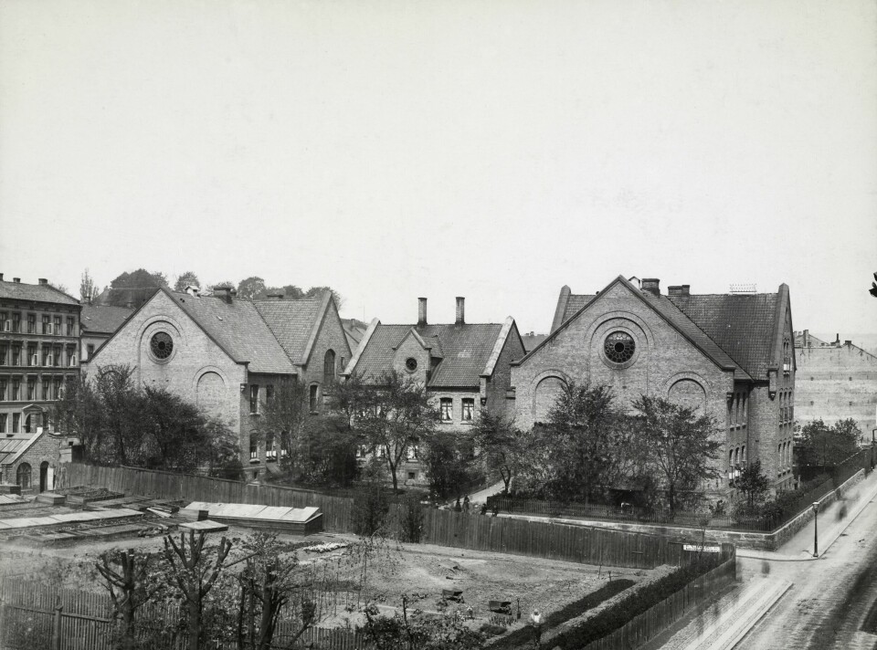 Rodhes gartneri ved siden av Møllergata skole i 1880.(Olaf Martin Peder Væring, Oslo Museum ) Rodhes gartneri ved siden av Møllergata skole i 1880.