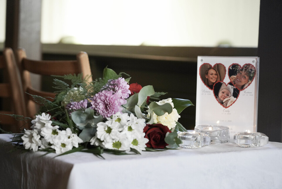 Katrine Nordli Korslund (30), Victoria Nordli Korslund (24) og Emily Nordli Andresen (11 måneder) ble drept av faren og bestefaren sin i fjor vinter. Nå er saken ferdig etterforsket. Lys og blomster ved bilder av ofrene etter trippeldrapet i Nes, Katrine Nordli Korslund (30), Victoria Nordli Korslund (24) og Emily Nordli Andresen (11 måneder), før gravferdsseremonien i Ingeborgrud Kirke. Foto: Ole Berg-Rusten / NTB POOL