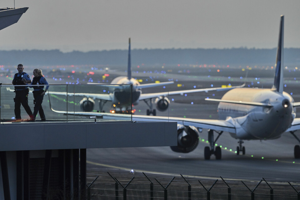 Politifolk ser på mens fly parkerer på flyplassen i Frankfurt. Flyplassen, Tysklands travleste, er en av 13 som mandag rammes av storstreik. Politifolk ser på mens fly parkerer på flyplassen i Frankfurt. Flyplassen, Tysklands travleste, er en av 13 som mandag rammes av storstreik. Foto: Michael Probst / AP / NTB