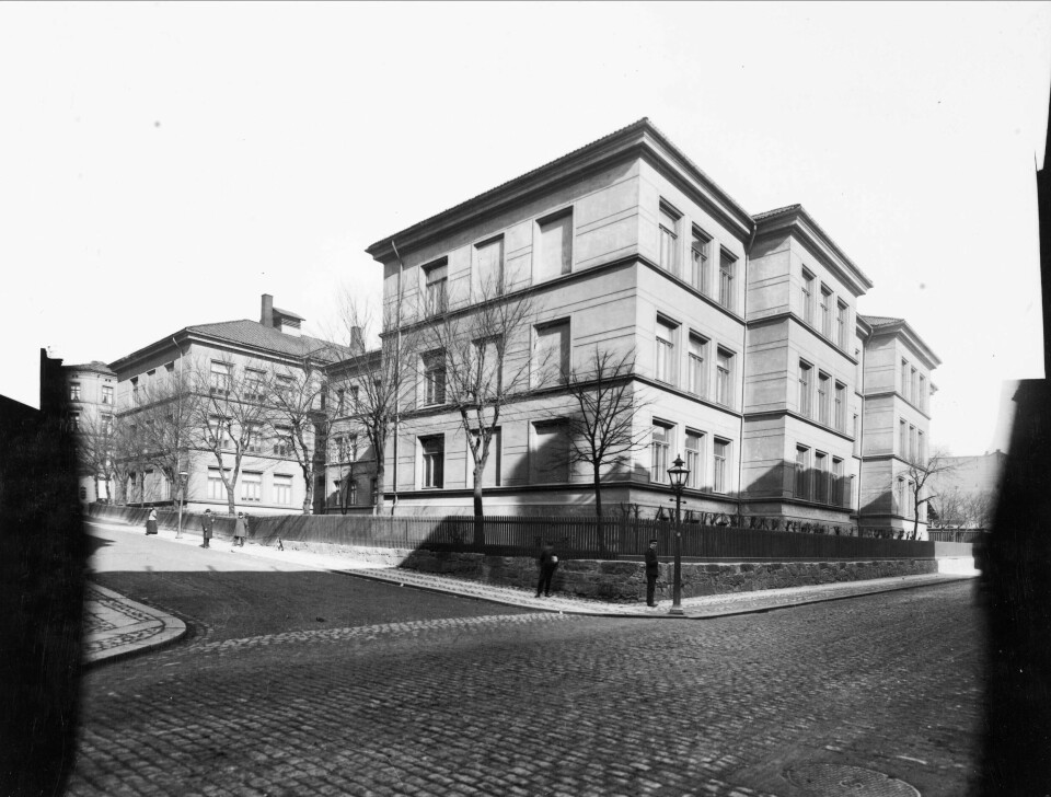 Møllergata skole i 1910. Skolen ble forlenget i 1893 av den opprinnelige arkitekten Nordan.(Oslo Museum ) Møllergata skole i 1910. Skolen ble forlenget i 1893 av den opprinnelige arkitekten Nordan.
