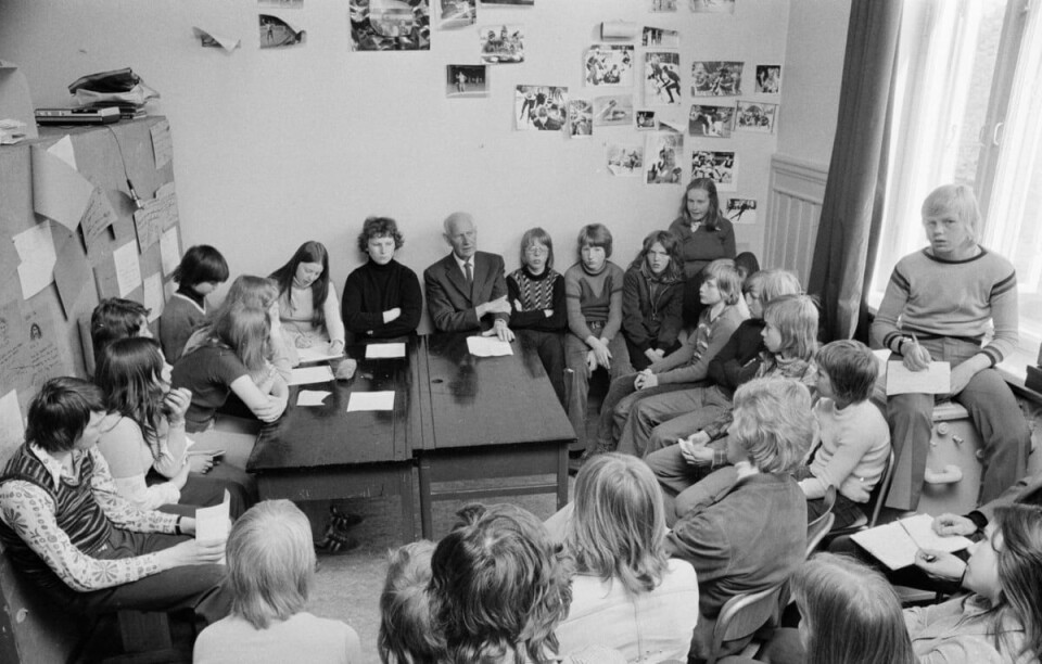 Einar Gerhardsen på besøk på sin gamle skole Møllergata i mai 1975.(Thorbjørn Skotaam «Timmie», Arbeiderbladet/Arbeiderbevegelsens arkiv og bibliotek/Arbeiderbevegelsens arkiv og bib) Einar Gerhardsen på besøk på sin gamle skole Møllergata i mai 1975.