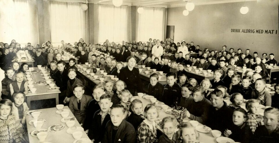 Skolefrokost ved Møllergata skole april 1939.(Arbeiderbladet/ Arbeiderbevegelsens arkiv og bibliotek /Arbeiderbevegelsens arkiv og bib) Skolefrokost ved Møllergata skole april 1939.
