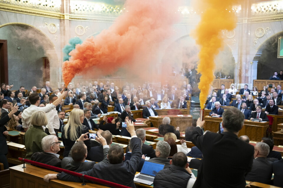 Representanter fra partiet Momentum utløste røykbomber i nasjonalforsamlingen i Budapest da forbudet mot Pride-parader ble vedtatt. Representanter fra partiet Momentum utløste røykbomber i nasjonalforsamlingen i Budapest da forbudet mot Pride-parader ble vedtatt. Foto: Boglarka Bodnar / MTI / AP / NTB