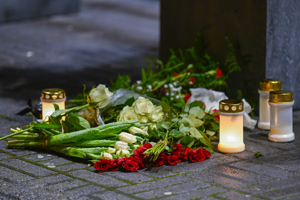 Det ble satt opp lys og lagt ned blomster foran Stavanger politistasjon etter at en politimann ble skutt og drept på Klepp. En mann i 40-årene som er siktet i saken, ble også drept. Det er tent lys og lagt ned blomster foran Stavanger politistasjon etter at en politimann ble skutt og drept på Klepp natt til lørdag. Foto: Carina Johansen / NTB