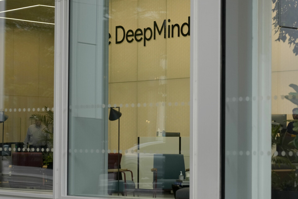 DeepMind er Googles KI-laboratorium. DeepMinds sjef Demis Hassabis argumenterer med at bruken av KI har blitt like utbredt som mobiltelefoner og internett og at Googles retningslinjer derfor måtte endres. DeepMind er Googles KI-laboratorium. DeepMinds sjef Demis Hassabis argumenterer med at bruken av KI har blitt like utbredt som mobiltelefoner og internett og at Googles retningslinjer derfor måtte endres. Foto: Alastair Grant / AP / NTB