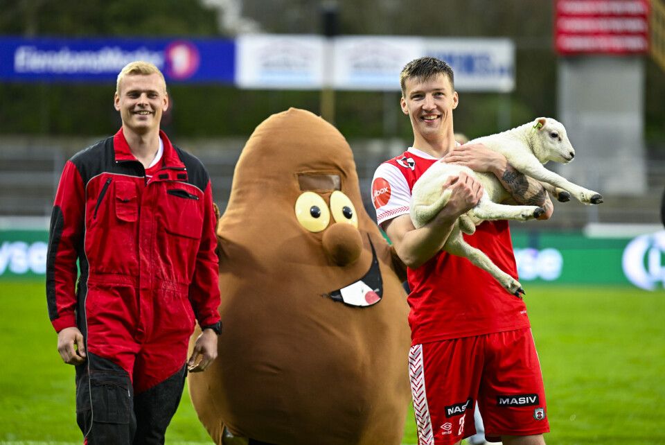 Brynes Axel Kryger mottar et lam i premie som banens beste etter kampen mot Haugesund. Brynes Axel Kryger mottar et lam i premie som banens beste etter kampen mot Haugesund. Foto: Carina Johansen / NTB