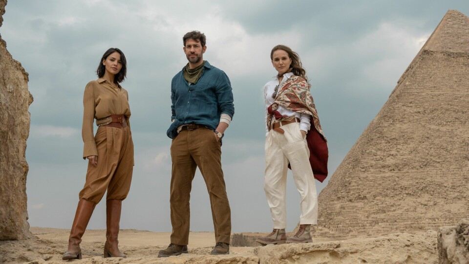 Eiza González, John Krasinski og Natalie Portman i filmen «Fountain of Youth» på Apple TV+. Eiza González, John Krasinski og Natalie Portman i filmen «Fountain of Youth» på Apple TV+. (Foto: Apple TV+)