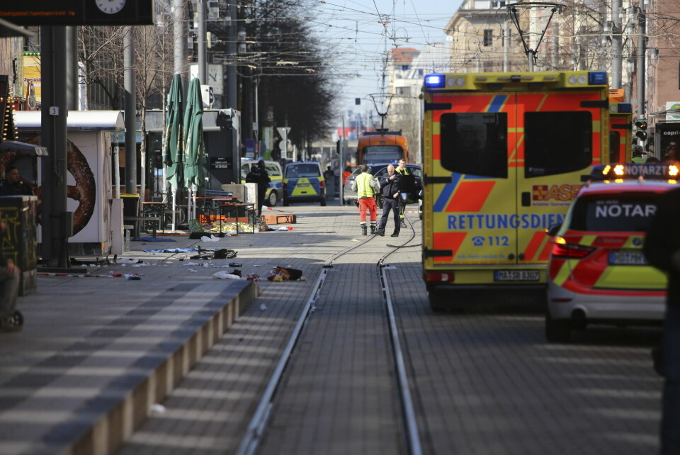 Hjelpemannskaper på plass etter at en bil kjørte inn i en folkemengde i den tyske byen Mannheim mandag. Nødetatene og politiet er ved Paradeplatz i Mannheim mandag. Foto: Dieter Leder / dpa via AP / NTB