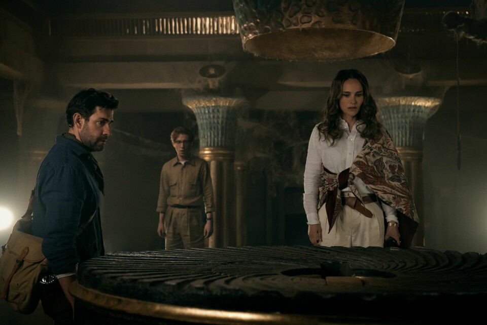 John Krasinski og Natalie Portman spiller hovedrollene i filmen «Fountain of Youth» på Apple TV+.(Apple TV+) «Fountain of Youth»