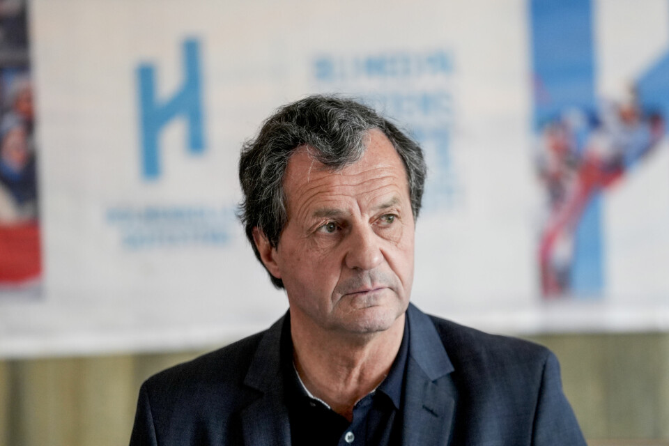 Generalsekretær i FIS, Michel Vion, tror at det kan komme regelendringer i hoppsporten. FIS' generalsekretær Michel Vion uttalte seg på en pressekonferanse i Holmenkollen torsdag. Foto: Terje Bendiksby / NTB