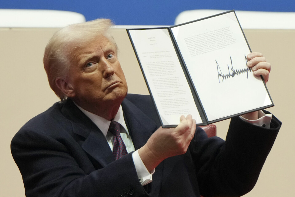 President Donald Trump undertegnet mandag en rekke presidentordrer. En av dem er å trekke USA ut av OECDs skatteavtale som skal sikre at flernasjonale selskaper betaler minst 15 prosent skatt, uansett hvor de holder til. President Donald Trump undertegnet mandag en rekke presidentordrer. En av dem er å trekke USA ut av OECDs skatteavtale som skal sikre at flernasjonale selskaper betaler minst 15 prosent skatt, uansett hvor de holder til. Foto: AP / NTB