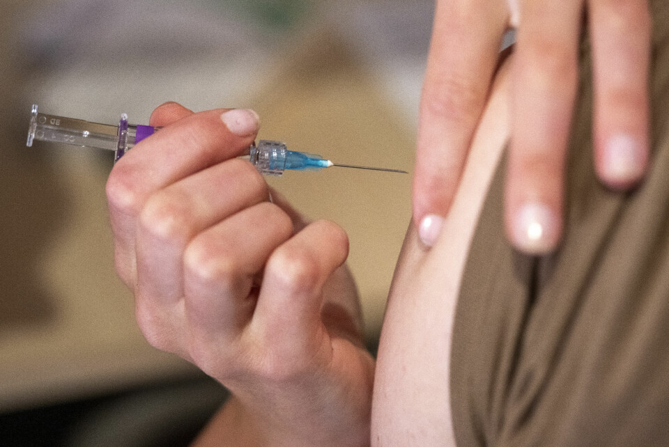 I studien kommer det fram at konspirasjonsteorier kan knyttes til vaksinemotstand, økt psykisk uhelse og redusert tillit til helsemyndigheter. Foto: Heiko Junge / NTB Senterpartiet vil tilby vaksine til alle avgangselever. Foto: Heiko Junge / NTB