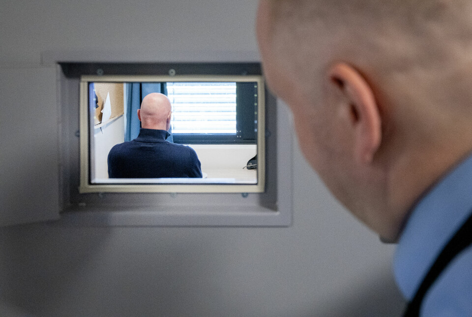 Isolasjon skal kun brukes i særlige tilfeller, som et forebyggende tiltak, skriver innleggsforfatterne. Illustrasjon: Ansatte og innsatt på celle i Kriminalomsorgen i Romerike fengsel, Ullersmo avdeling. Modellklarert.