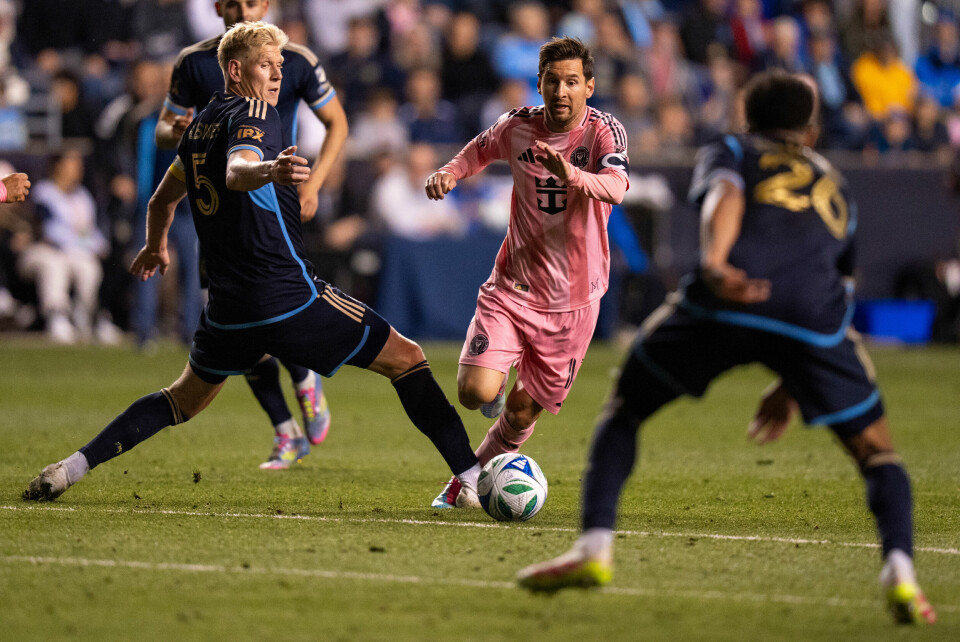 Lionel Messi (t.h.) tar med seg ballen forbi Philadelphia Unions norske midtstopper Jakob Glesnes. Lionel Messi (t.h.) tar med seg ballen forbi Philadelphia Unions norske midtstopper Jakob Glesnes. Foto: Chris Szagola / AP / NTB