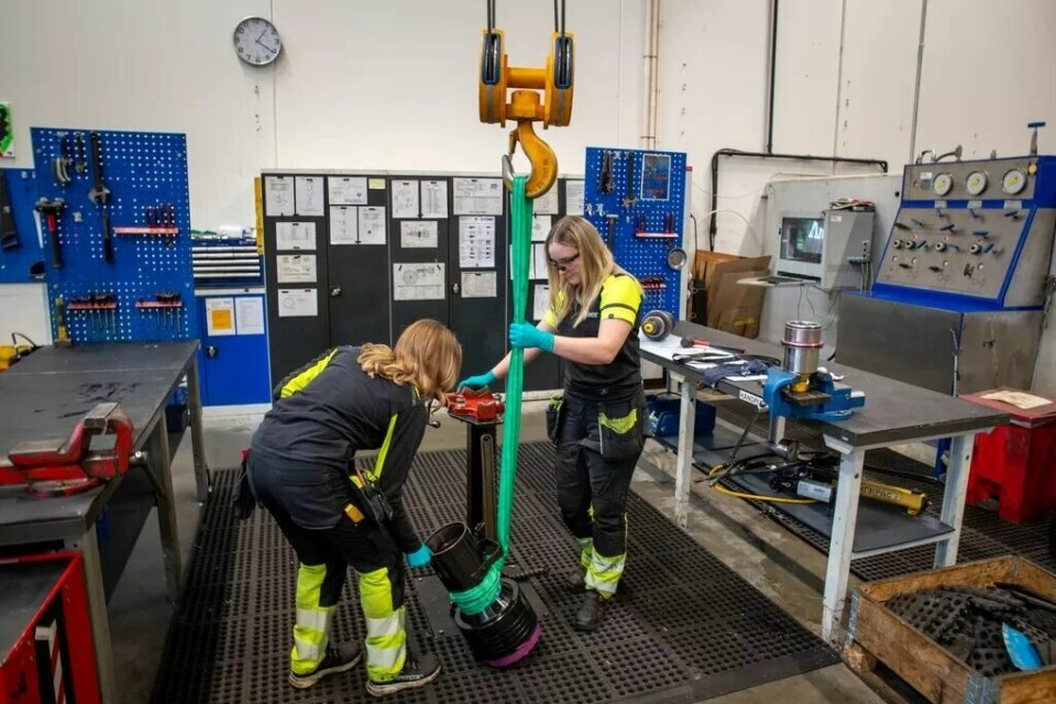 De to 19-åringene trives stort i yrket, og tror de aldri vil gjøre noe annet.(Petter Pettersen ) De to 19-åringene trives stort i yrket, og tror de aldri vil gjøre noe annet.