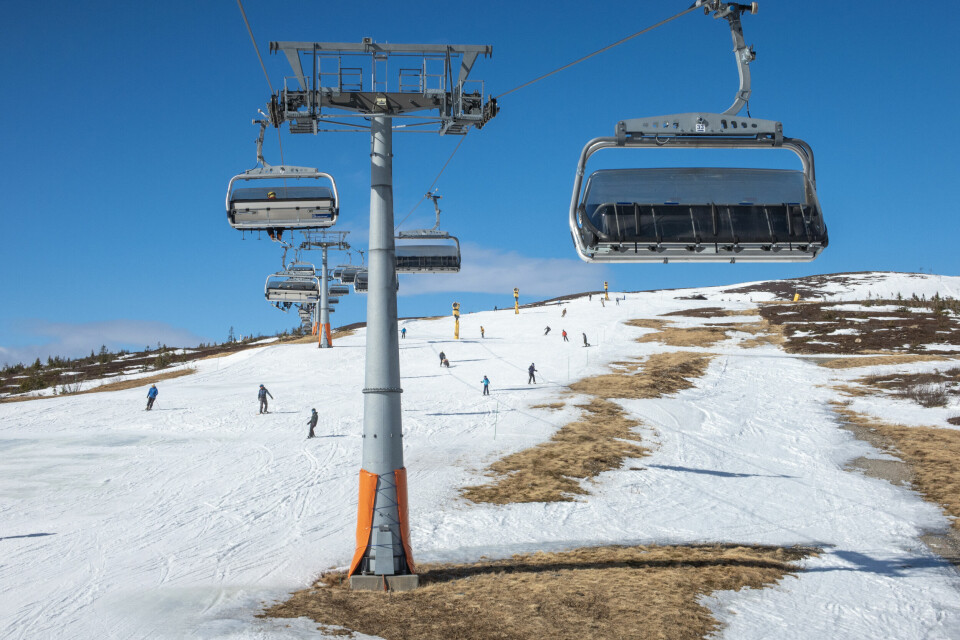 I årets påske er det lite snø i terrenget utenfor alpinløypene i Norefjell Skisenter. I årets påske er det lite snø i terrenget utenfor alpinløypene i Norefjell Skisenter. Foto: Halvard Alvik / NTB