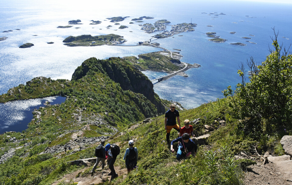Fjelltur forblir populært blant nordmenn. Her er et følge på vei opp Festvågtinden ved Henningsvær i Lofoten. Bildet viser folk som går på en topp fra Henningsvær i Lofoten. Illustrasjonsfoto: Rune Stoltz Bertinussen / NTB