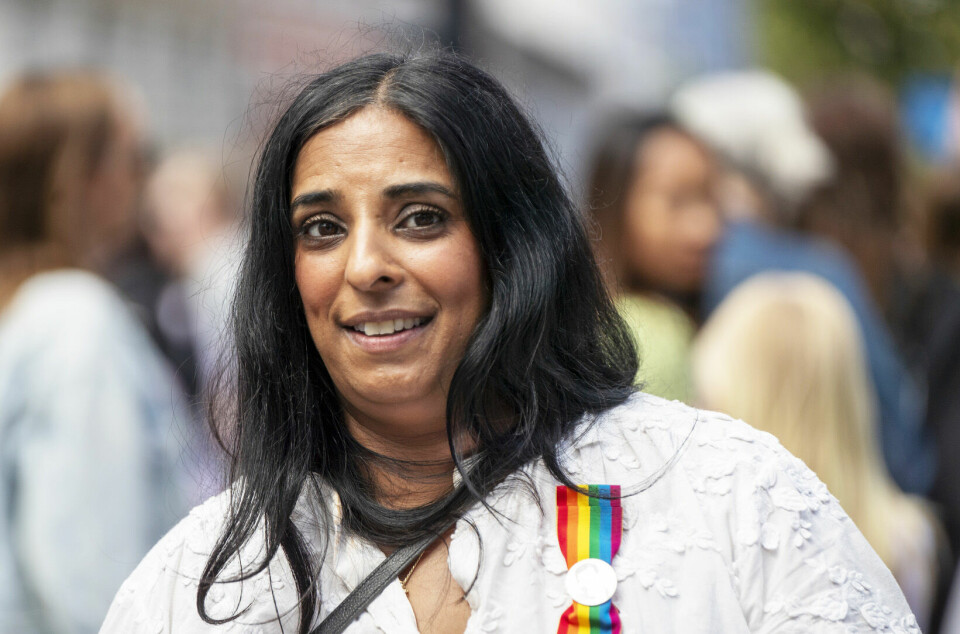 Vi ser stygge tilbakeslag mot skeives rettigheter i mange land, også nær oss. Mange er redde, skriver likestillingsminister Lubna Jaffery. Her er hun avbildet under fjorårets Pride-parade i Oslo. Kultur- og likestillingsminister Lubna Jaffery (Ap).