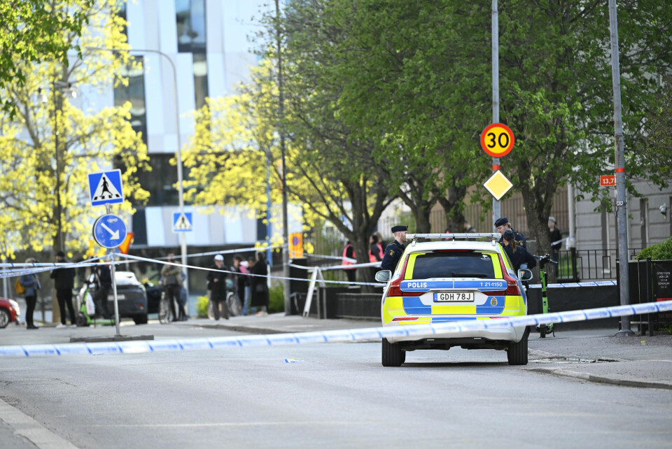 En politibil ved åstedet i Uppsala tirsdag. Politiet på plass ved Vaksala torg i Uppsala sentrum i Sverige etter melding om skytehendelse. Foto: Fredrik Sandberg / TT / NTB