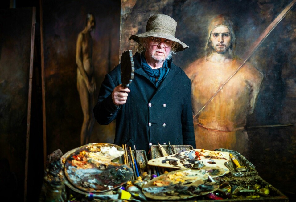 Når jeg ser på Odd Nerdrum, er det som å se inn i kjernen av trassalderen, trassen til en fireåring inkarnert i en eldre kropp, skriver Anine Trømborg. Bildet viser kunstneren i hans atelier i Stavern.(Ole Berg-Rusten/NTB) Kunstneren Odd Nerdrum i sitt atelier i Stavern. (2024)