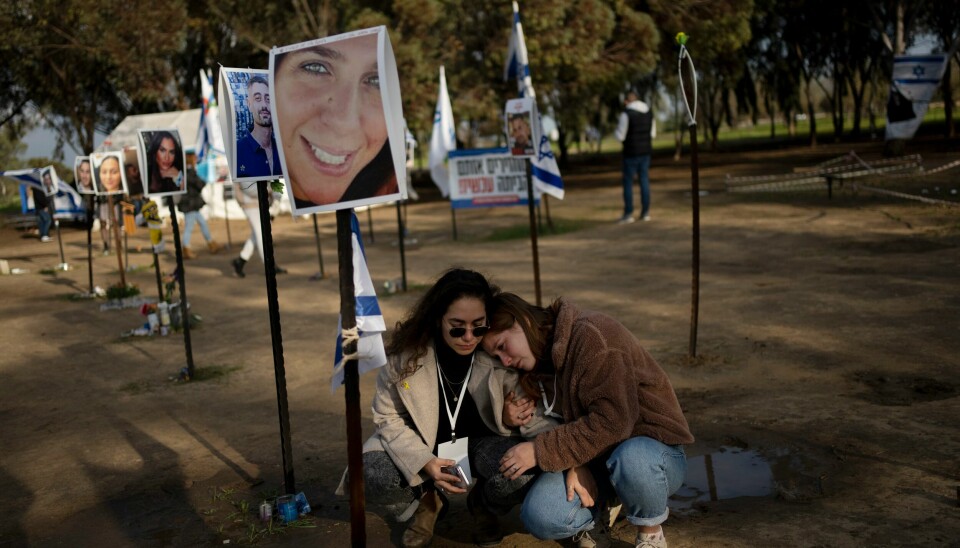 To kvinner i sorg ved minneplassen for Nova-festivalen i grensebyen Re'im, som ble angrepet av Hamas 7. oktober 2023.(Maya Alleruzzo/AP) Venner og pårørende sørger over sivile som ble drept i det Hamas-ledede angrepet mot det sørlige Israel 7. oktober 2023. Foto: AP / NTB