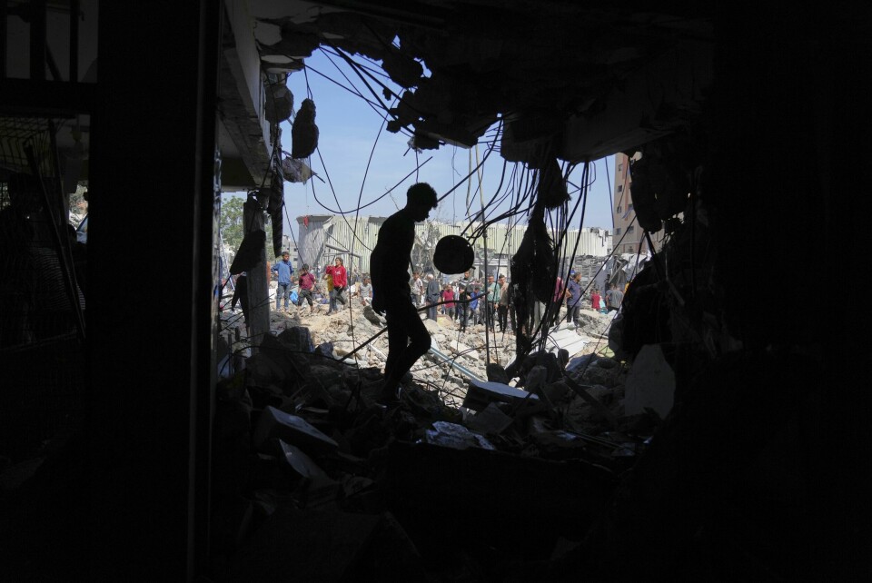 Israel har nok en gang bombet en skole som ble brukt som innkvartering av fordrevne palestinere. Her fra et tidligere angrep, mot en skolebygning i Bureij sentralt på Gazastripen onsdag forrige uke. Israel har nok en gang bombet en skole som ble brukt som innkvartering av fordrevne palestinere. Her fra et tidligere angrep, mot en skolebygning i Bureij sentralt på Gazastripen onsdag forrige uke. Foto: Abdel Kareem Hana / AP / NTB