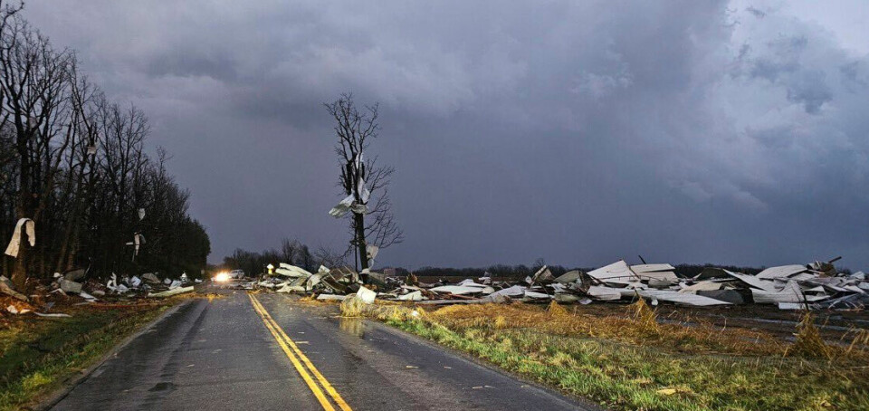 Vrakrester dekker en vei i Seymour i Missouri etter uværet fredag kveld. Vrakrester dekker en vei i Seymour i Missouri etter uværet fredag kveld. Foto: Trooper Austin James/Missouri State Highway Patrol via AP / NTB