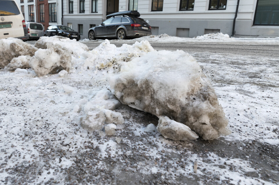 Boligeiere som har eiendom som grenser mot offentlig fortau eller vei, har plikt til å rydde unna snø og fjerne is. Flere boligeiere har fått bøter for å ikke gjøre dette. I Oslo (bildet) er det foreløpig ikke utstedt noen bøter. Illustrasjonsfoto. Boligeiere som har eiendom som grenser mot offentlig fortau eller vei, har plikt til å rydde unna snø og fjerne is. Flere boligeiere har fått bøter for å ikke gjøre dette. I Oslo (bildet) er det foreløpig ikke utstedt noen bøter. Illustrasjonsfoto: Gorm Kallestad / NTB