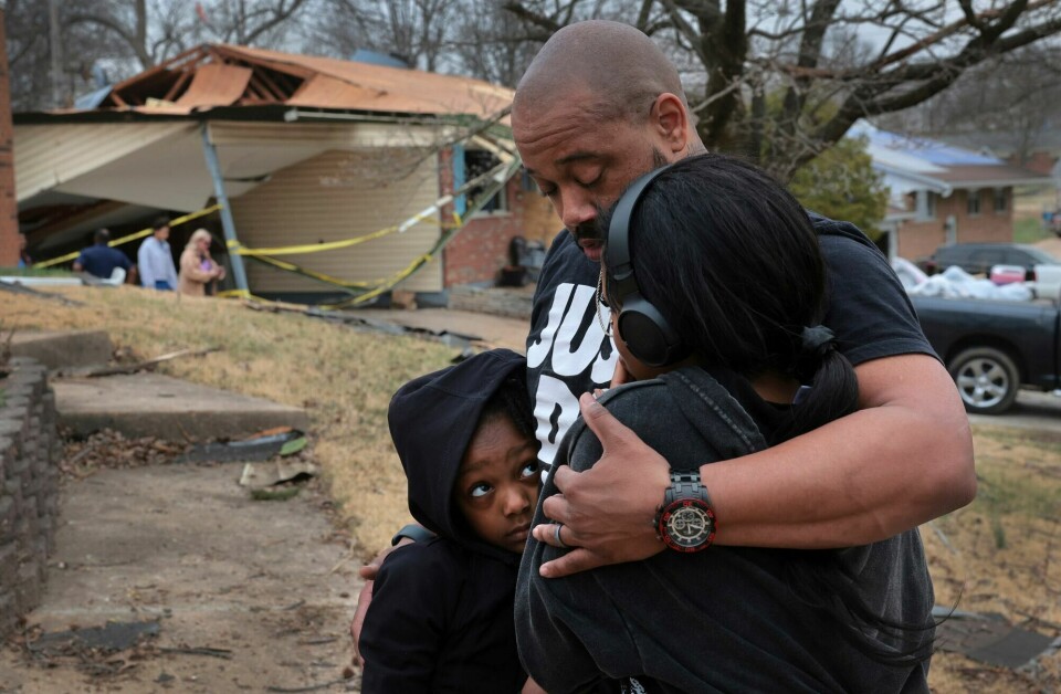Marcus Cole omfavner døtrene sine utenfor restene av hjemmet, som ble ødelagt i uværet i Bridgeton I Missouri.(Robert Cohen/AP) Marcus Cole omfavner døtrene sine utenfor restene av hjemmet, som ble ødelagt i uværet i Bridgeton I Missouri.