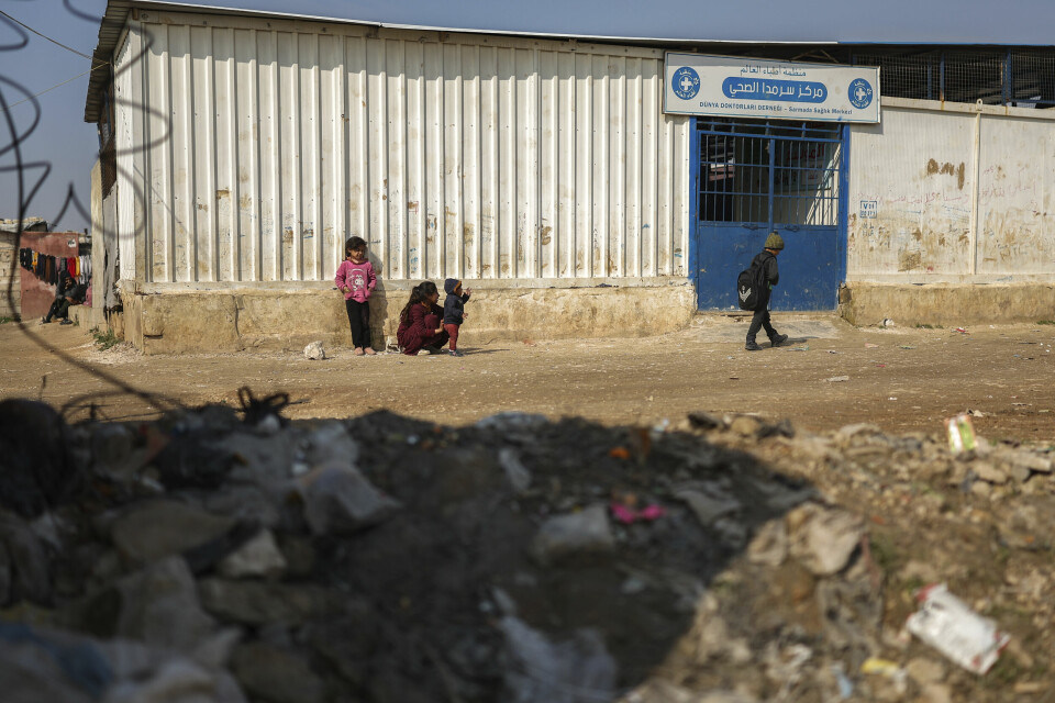 Fordrevne syriske barn leker utenfor en helseklinikk i Sarmada nord for Idlib by nordvest i Syria. Kuttene som nå rammer det internasjonale hjelpearbeidet, kan føre til en økning i barnedødsfall globalt, advarer FN. Fordrevne syriske barn leker utenfor en helseklinikk i Sarmada nord for Idlib by nordvest i Syria. Kuttene som nå rammer det internasjonale hjelpearbeidet, kan føre til en økning i barnedødsfall globalt, advarer FN. Foto: Ghaith Alsayed / AP / NTB