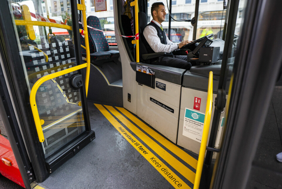 Tre av fem bussjåfører frykter for livet sitt på jobb, viser en undersøkelse. Illustrasjonsfoto. Bussene i Oslo vil fra mandag igjen tillate påstigning fra døren foran i bussen. Første seterad vil fremdeles være avsperret.Foto: Håkon Mosvold Larsen / NTB