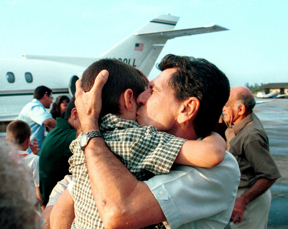 Elian Gonzalez tas imot av bestefar på flyplassen i Havana etter oppholdet i USA. I dag er gutten en velstående ingeniør og representant i den cubanske kongressen. .