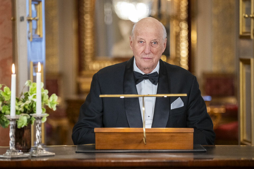 Kong Harald snakket om å takle motgang i sin nyttårstale til folket, men sa ikke noe konkret om mediestormen eller siktelsene mot Marius Borg Høiby. Bildet viser kong Harald som holder nyttårstale. Foto: Heiko Junge / NTB