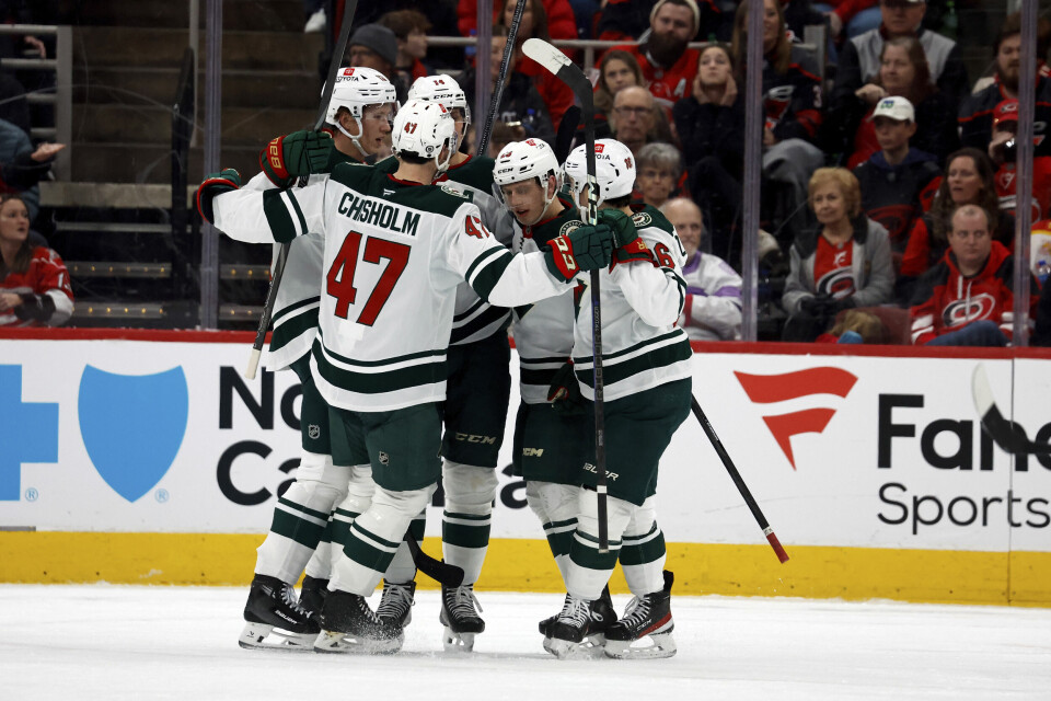 Minnesota Wild slo Carolina Hurricanes 4-0 natt til søndag. Mats Zuccarello var involvert i tre av fire mål. Minnesota Wild slo Carolina Hurricanes 4-0 natt til søndag. Mats Zuccarello var involvert i tre av fire mål. Foto: Karl DeBlaker / AP / NTB