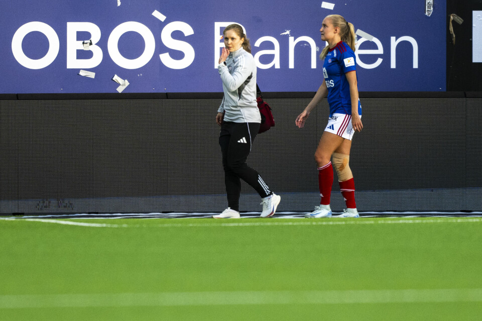 Vålerengas Iselin Sandnes Olsen går av banen med skade under fotballkampen i Toppserien mellom Vålerenga og Rosenborg. Vålerengas Iselin Sandnes Olsen går av banen med skade under fotballkampen i Toppserien mellom Vålerenga og Rosenborg. Foto: Annika Byrde / NTB