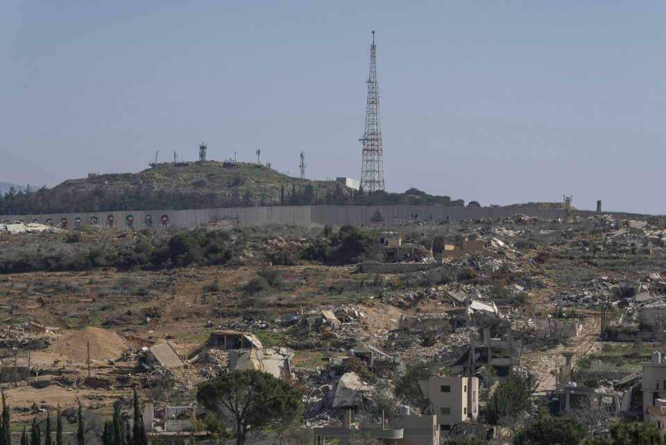 Grenseområdet mellom Libanon og Israel på et bilde tatt i midten av februar. I bakgrunnen er en israelsk militærbase i grensebyen Metula. Grenseområdet mellom Libanon og Israel på et bilde tatt i midten av februar. I bakgrunnen er en israelsk militærbase i grensebyen Metula. Foto: Hassan Ammar / AP / NTB