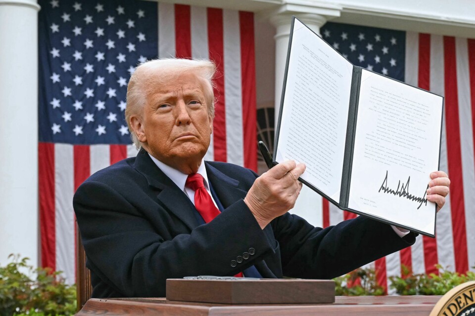 USAs president Donald Trump da han kunngjorde økte tollsatser 2. april. TOPSHOT - US President Donald Trump holds a signed executive order after delivering remarks on reciprocal tariffs during an event in the Rose Garden entitled 'Make America Wealthy Again' at the White House in Washington, DC, on April 2, 2025. Trump geared up to unveil sweeping new 'Liberation Day' tariffs in a move that threatens to ignite a devastating global trade war. Key US trading partners including the European Union and Britain said they were preparing their responses to Trump's escalation, as nervous markets fell in Europe and America. (Photo by SAUL LOEB / AFP)
