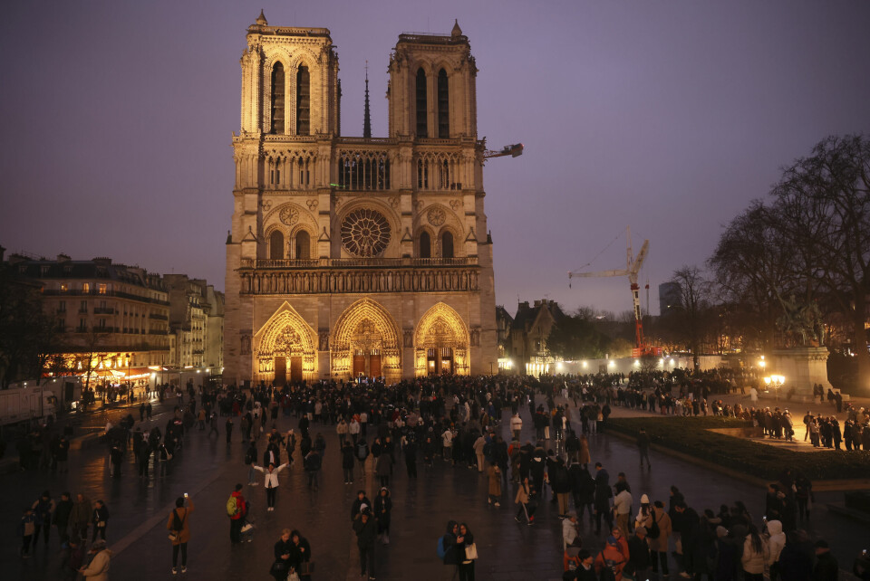 Kirkeklokkene i Notre-Dame-katedralen i Paris ringer 88 ganger mandag til ære for nylig avdøde pave Frans. Notre-Dame holdt julemesser for første gang på fem år julaften. Foto: Thomas Padilla / AP / NTB