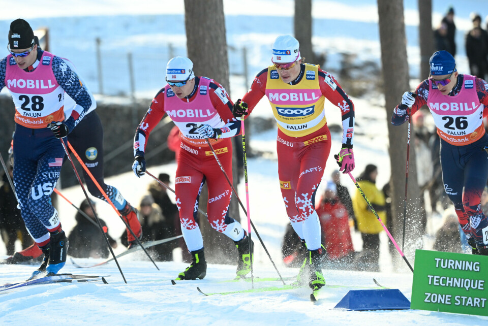 Erik Valnes (nummer to fra venstre) og Johannes Klæbo (gul trøye) under kvartfinalen i mennenes klassisksprint i verdenscupen i Falun. Erik Valnes (nummer to fra venstre) og Johannes Klæbo (gul trøye) under kvartfinalen i mennenes klassisksprint i verdenscupen i Falun. Foto: Fredrik Sandberg/TT / NTB.