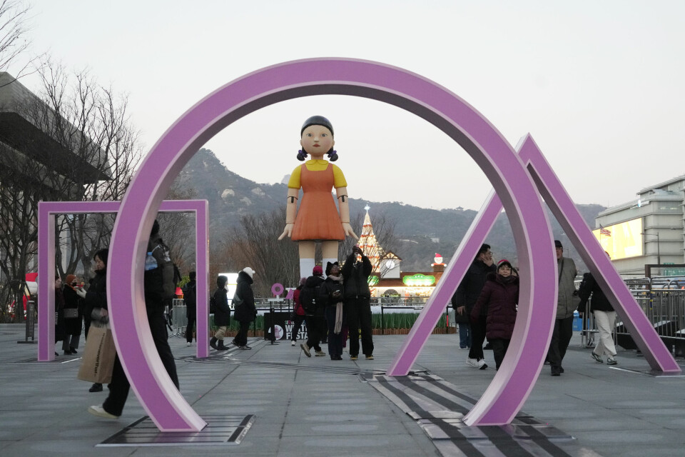På et torg i den sørkoreanske hovedstaden Seoul er dukken Young-hee blitt satt opp for å promotere sesong to av Netflix-suksessen Squid Game. På et torg i den sørkoreanske hovedstaden Seoul er dukken Young-hee blitt satt opp for å promotere sesong to av Netflix-suksessen Squid Game. Foto: Ahn Young-joon / AP / NTB