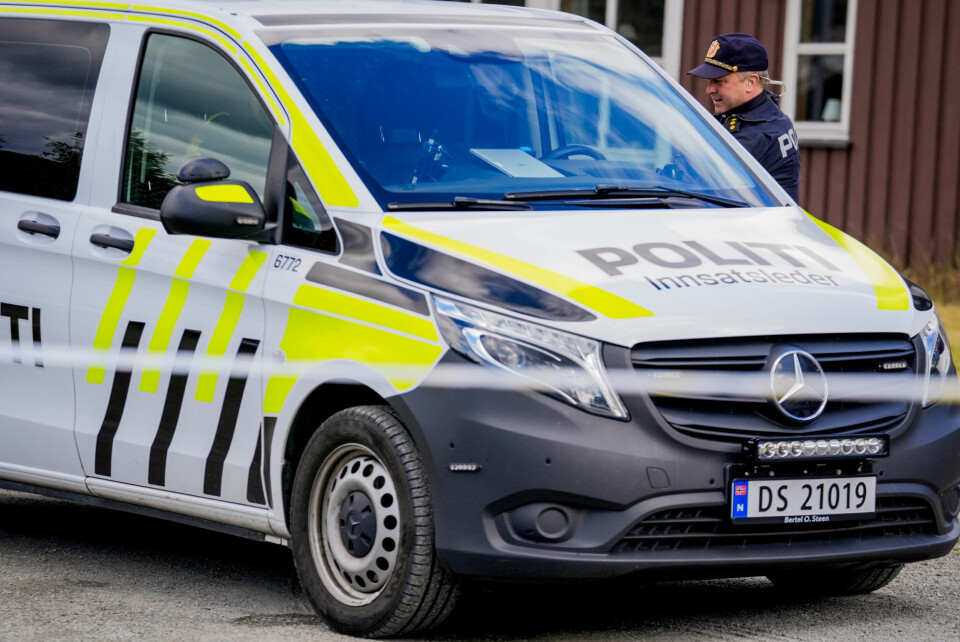 Politiet på stedet der det var en voldshendelse i en bolig på Dokka i Nordre Land sent onsdag kveld. Politiet på stedet der det var en voldshendelse i en bolig på Dokka i Nordre Land sent onsdag kveld. Foto: Terje Bendiksby / NTB