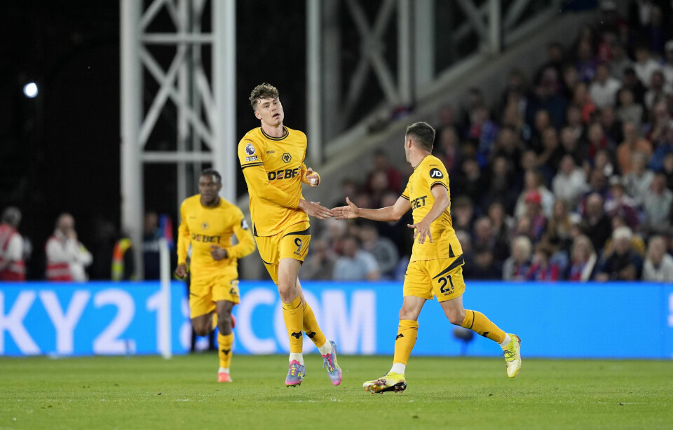 Jørgen Strand Larsen gratuleres med sin scoring i Wolverhamptons bortekamp mot Crystal Palace. Jørgen Strand Larsen gratuleres med sin scoring i Wolverhamptons bortekamp mot Crystal Palace. Foto: Jordan Pettitt, PA via AP / NTB