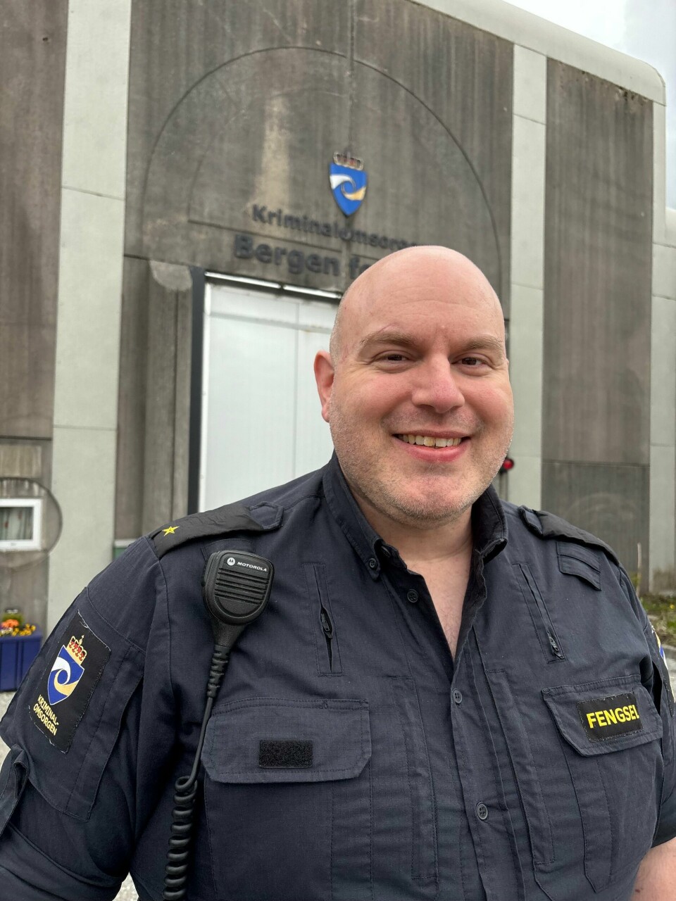 – Det er nok mange som ser uniformen og tenker at «du er en fengselsbetjent, jeg skal behandle seg sånn». Det gjelder å bryte litt ut av den, og vise at vi også er mennesker. Vi er ikke der for å gjøre dem vondt, men for å hjelpe dem videre, sier Jonathan.(Ylva Lie Bjerke) – Jeg har for lengst erkjent at det er en risiko ved å jobbe her jeg jobber. Men det er i fengsel jeg har lyst til å jobbe. Jeg føler jeg hører til her, og at jeg er flink til det jeg gjør, sier Jonathan.