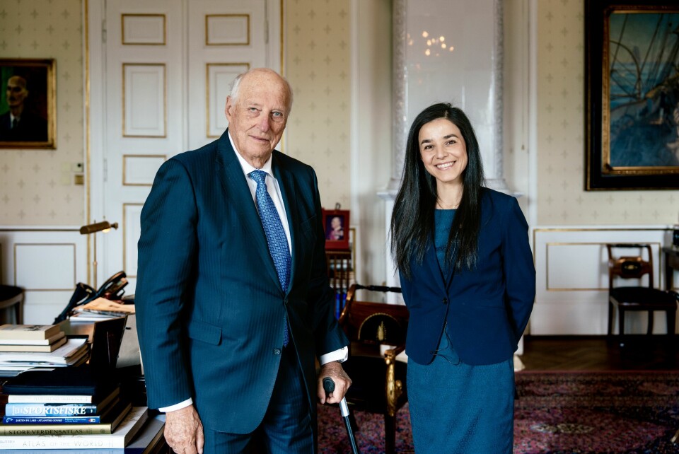 Kong Harald har fått æresmedlemskap i Norges idrettsforbund. Her er han med idrettspresident Zaineb Al-Samarai på Slottet. Kong Harald har fått æresmedlemskap i Norges idrettsforbund. Her er han med idrettspresident Zaineb Al-Samarai på Slottet. Foto: Ola Vatn / Slottet / Handout / NTB