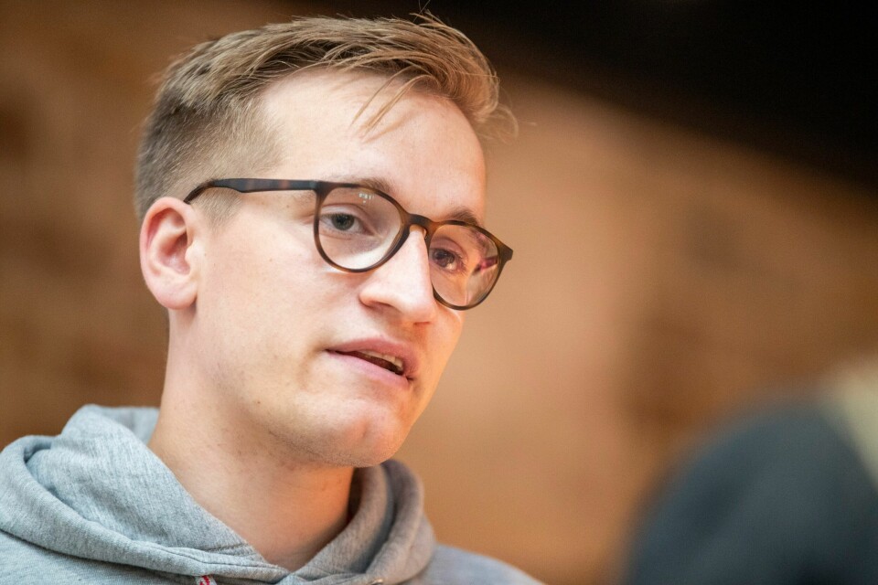 Sindre Hornnes leder LOs sommerpatrulje, som kontrollerer ulike bedrifter som har sommervikarer ansatt. Her avbildet i fjor.(Frederik Ringnes/NTB) Sindre Hornnes leder LOs sommerpatrulje, som kontrollerer ulike bedrifter som har sommervikarer ansatt.