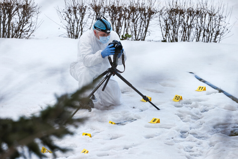 Krimteknikere jobber utenfor boligen i Hamar der en person ble funnet død tirsdag ettermiddag. Krimteknikere jobber utenfor boligen i Hamar der en person ble funnet død tirsdag ettermiddag. Foto: Geir Olsen / NTB