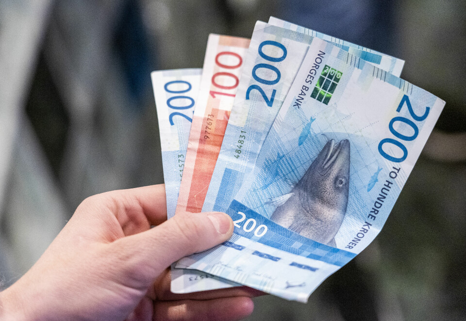 Nå kan butikker risikere bøter for å nekte å ta imot kontanter. En svakere krone betyr også at import blir dyrere. Illustrasjonsfoto: Gorm Kallestad / NTB