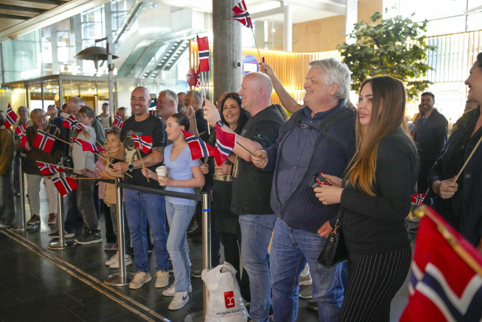 Familie og venner med flagg hadde møtt opp på Gardermoen mandag for å ta imot astronaut Jannicke Mikkelsen. Familie og venner med flagg hadde møtt opp på Gardermoen mandag for å ta imot astronaut Jannicke Mikkelsen. Foto: Terje Bendiksby / NTB
