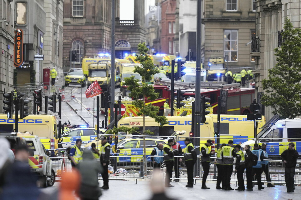 Politiet sier de ikke etterforsker saken som terror. En 53 år gammel hvit mann av britisk opprinnelse fra Liverpool-området er pågrepet. Politiet har sperret av store områder i Liverpool sentrum. Foto: Danny Lawson / PA via AP / NTB